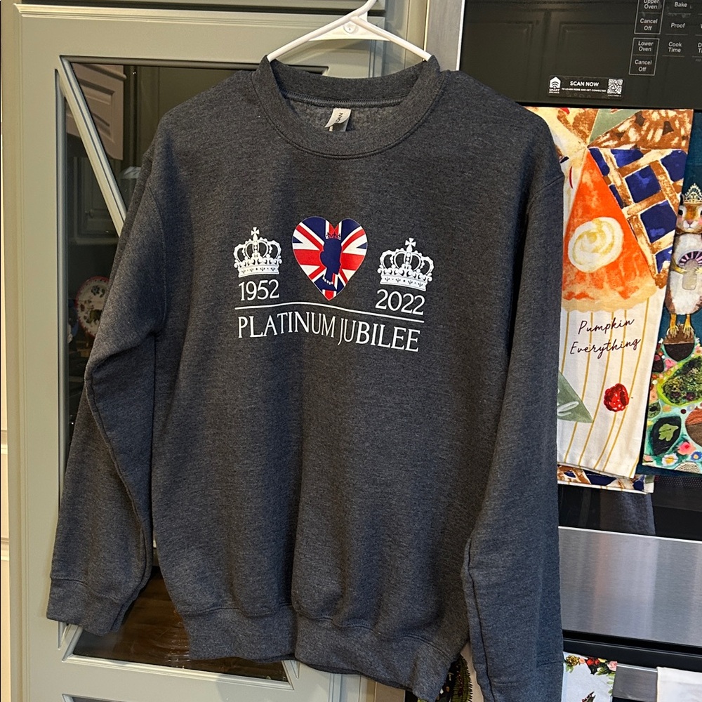 Queen’s Platinum Jubilee Gray Sweater Small NWOT